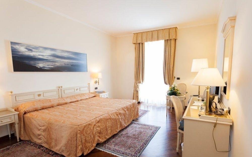 Hotel Savoy Palace Gardone Riviera Exterior photo