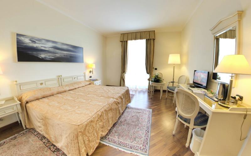 Hotel Savoy Palace Gardone Riviera Exterior photo