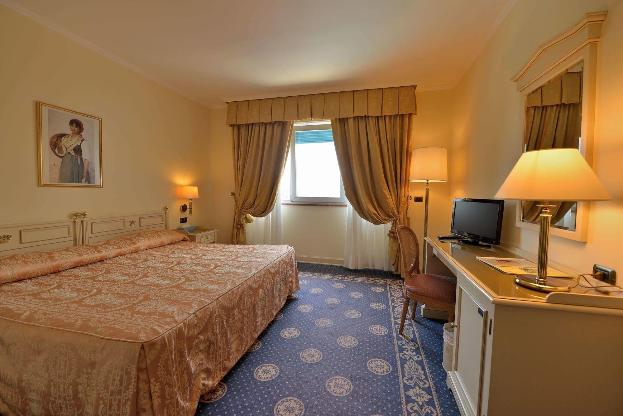Hotel Savoy Palace Gardone Riviera Exterior photo