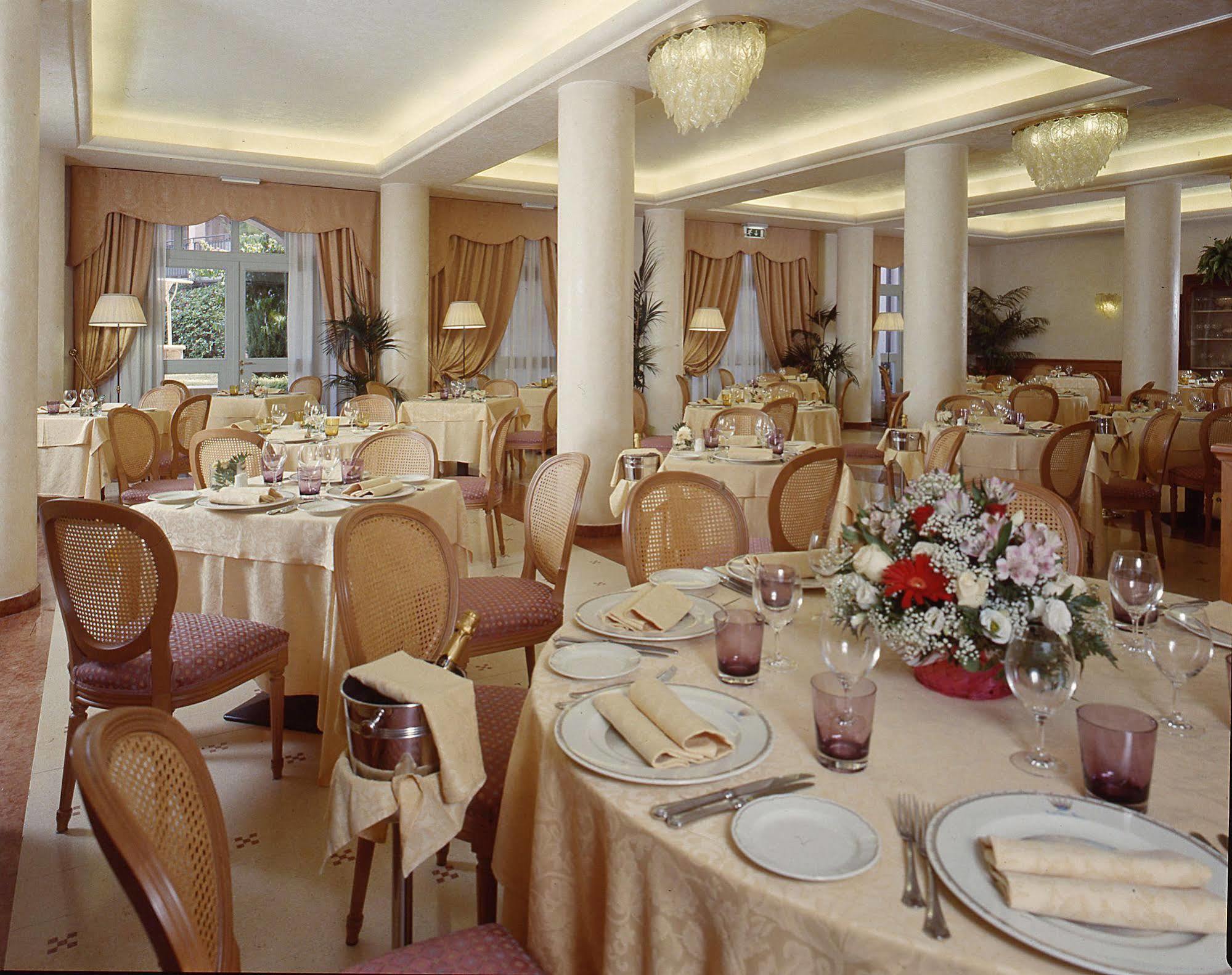 Hotel Savoy Palace Gardone Riviera Exterior photo